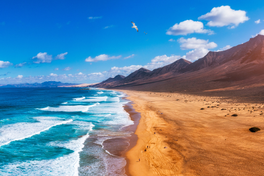 Sandstrand und blaues Meer